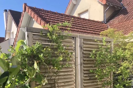 Choisir la meilleure jardinière avec treillis brise-vue pour votre balcon