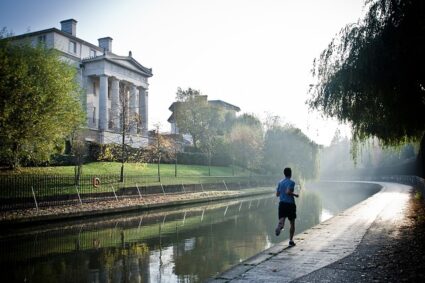 Intégrer le sport dans un emploi du temps chargé : astuces et conseils