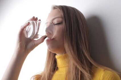 L’importance de l’hydratation : pourquoi boire 2 litres d’eau par jour est crucial