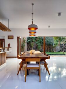 table et chaises en bois marron