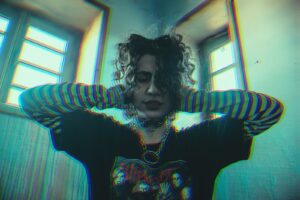 femme en chemise à manches longues rayée bleue et noire