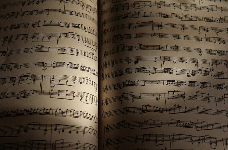 Pourquoi certains spectacles visuels semblent chorégraphiés par la musique