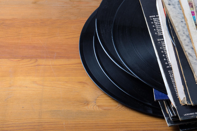 Pourquoi certains artistes réussissent-ils sans maison de disques ?